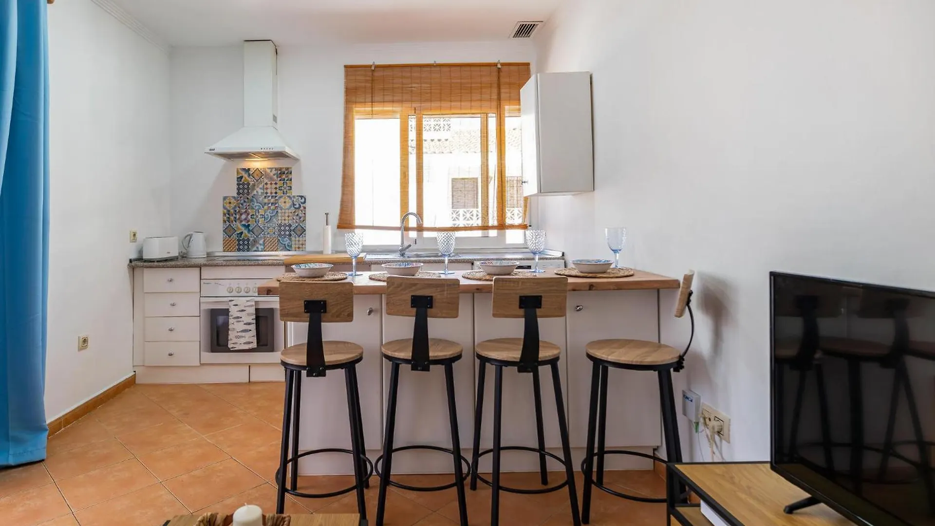 2 Bedroom Nice Apartment In בנאלמדנה