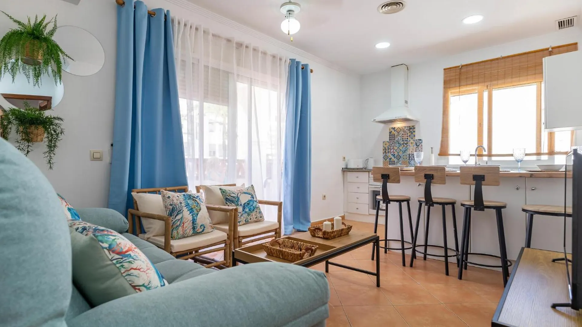 2 Bedroom Nice Apartment In בנאלמדנה